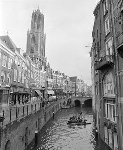 885097 Afbeelding van een roeiboot en een kano tijdens de Watermanifestatie (met fotospeurtocht te water) ter ...